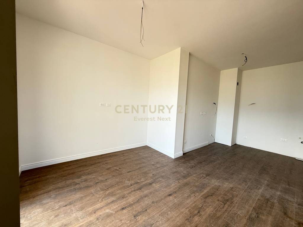 Shitet Apartament 1+1 Bulevardi Ri (Park Avenue) !