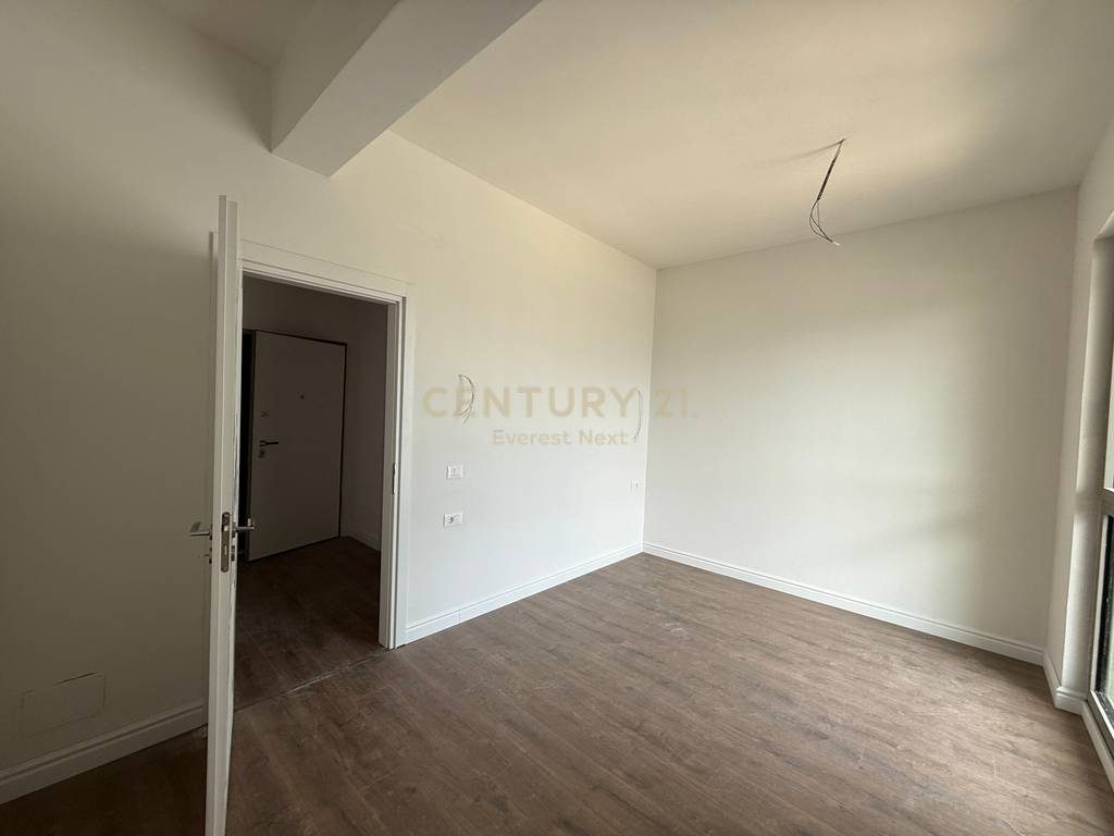 Shitet Apartament 1+1 Bulevardi Ri (Park Avenue) !