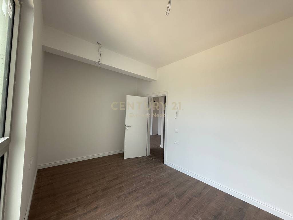 Shitet Apartament 1+1 Bulevardi Ri (Park Avenue) !