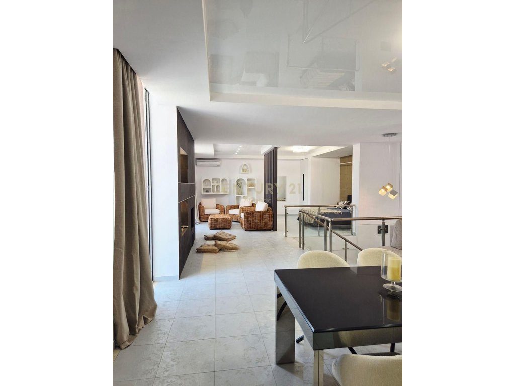 Penthouse në Plazh – Vetëm 200m nga Deti!