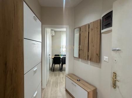 Ambient biznesi per qira buze rruge kryesore
