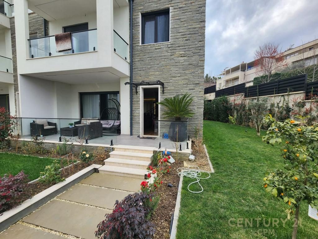 Triplex për shitje 3+2+4+3 Poste Parkimi tek Grey Stone 2 Residence , Liqeni i Thatë