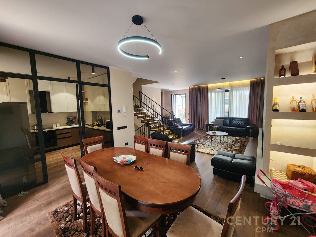 Triplex për shitje 3+2+4+3 Poste Parkimi tek Grey Stone 2 Residence , Liqeni i Thatë