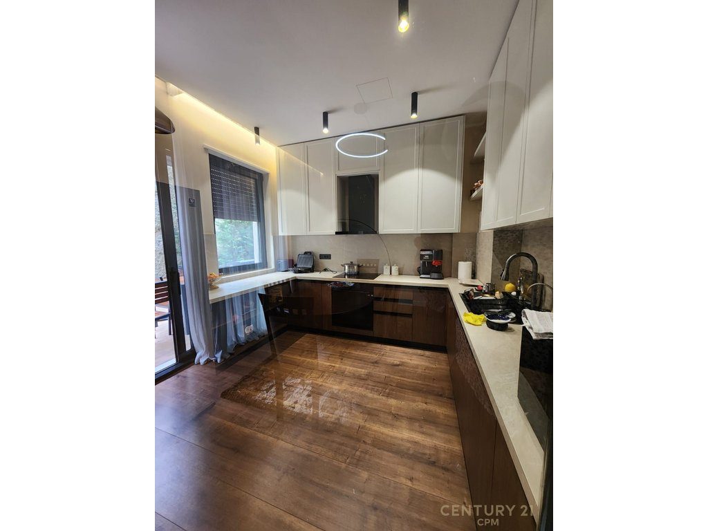 Triplex për shitje 3+2+4+3 Poste Parkimi tek Grey Stone 2 Residence , Liqeni i Thatë