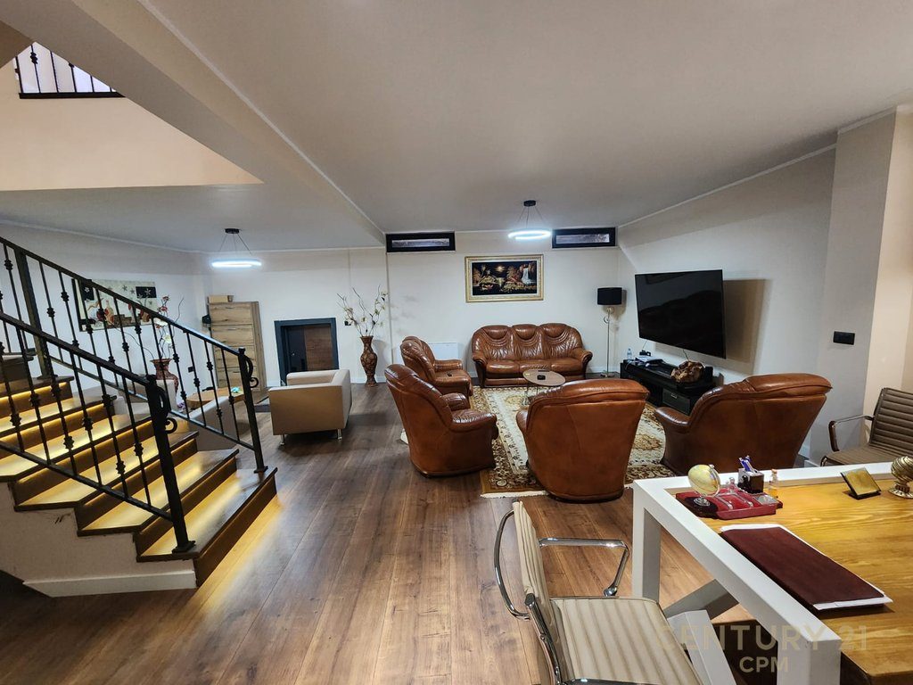 Triplex për shitje 3+2+4+3 Poste Parkimi tek Grey Stone 2 Residence , Liqeni i Thatë