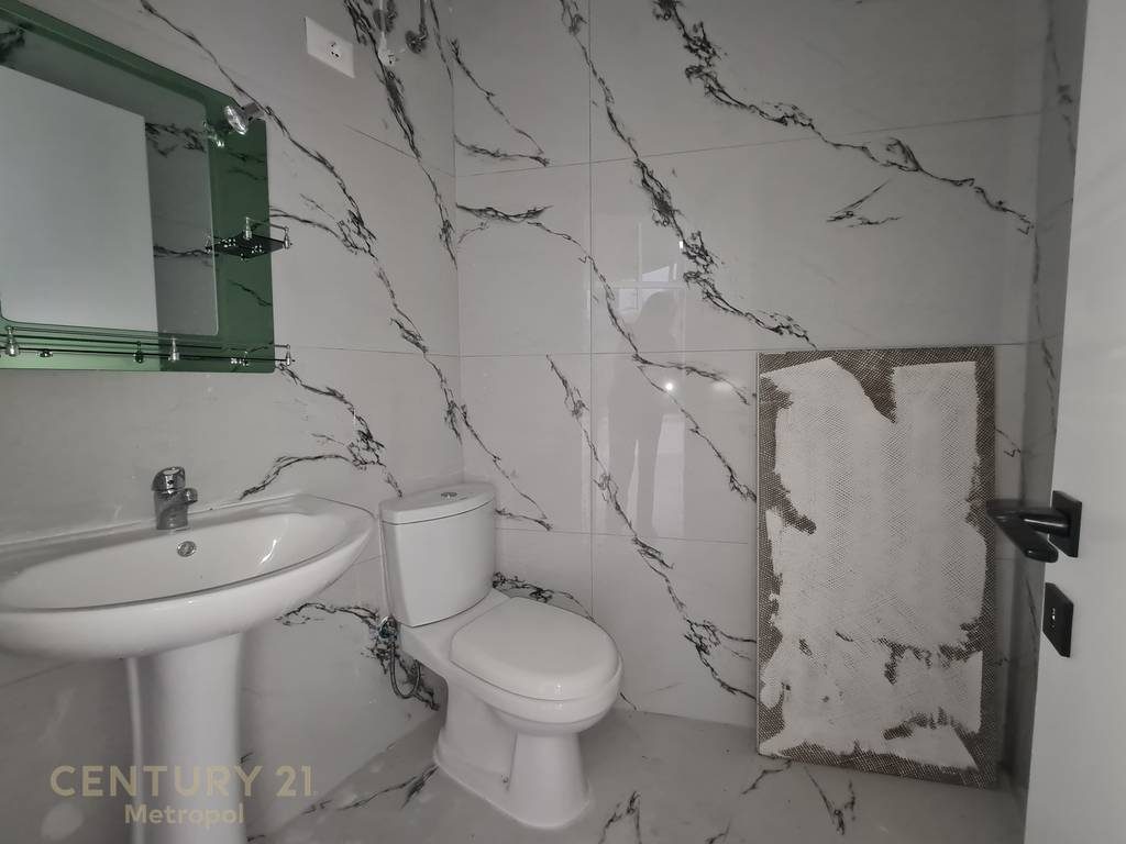 Ofrohet për qira ambient komercial pranë ATSH-së!