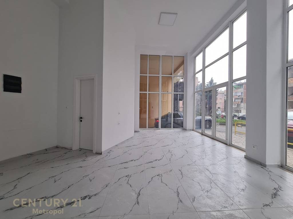 Ofrohet për qira ambient komercial pranë ATSH-së!