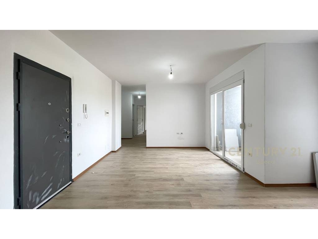 Apartament 2+1+2 Ne Rrugen 5 Maji per Qira.