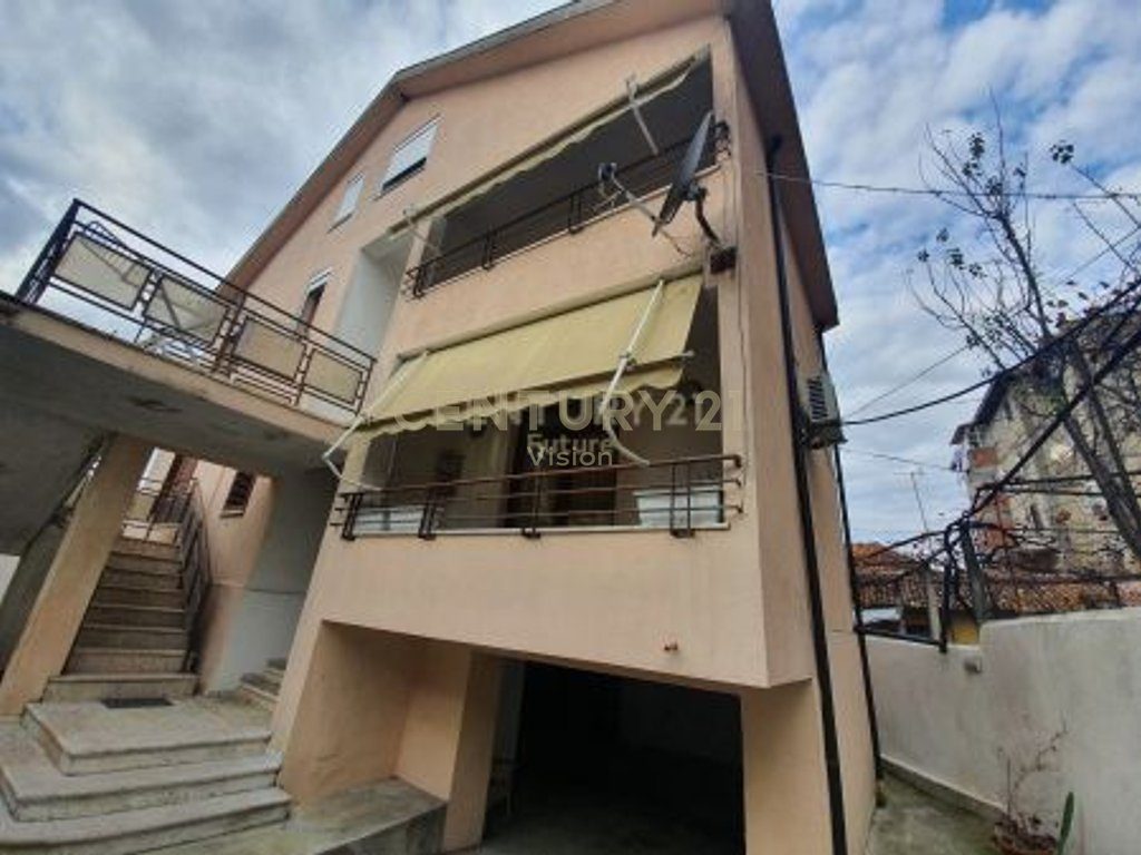 Vilë 3- kateshe  në shitje afër Spitalit Rajonal, Shkodër - | 265 m²