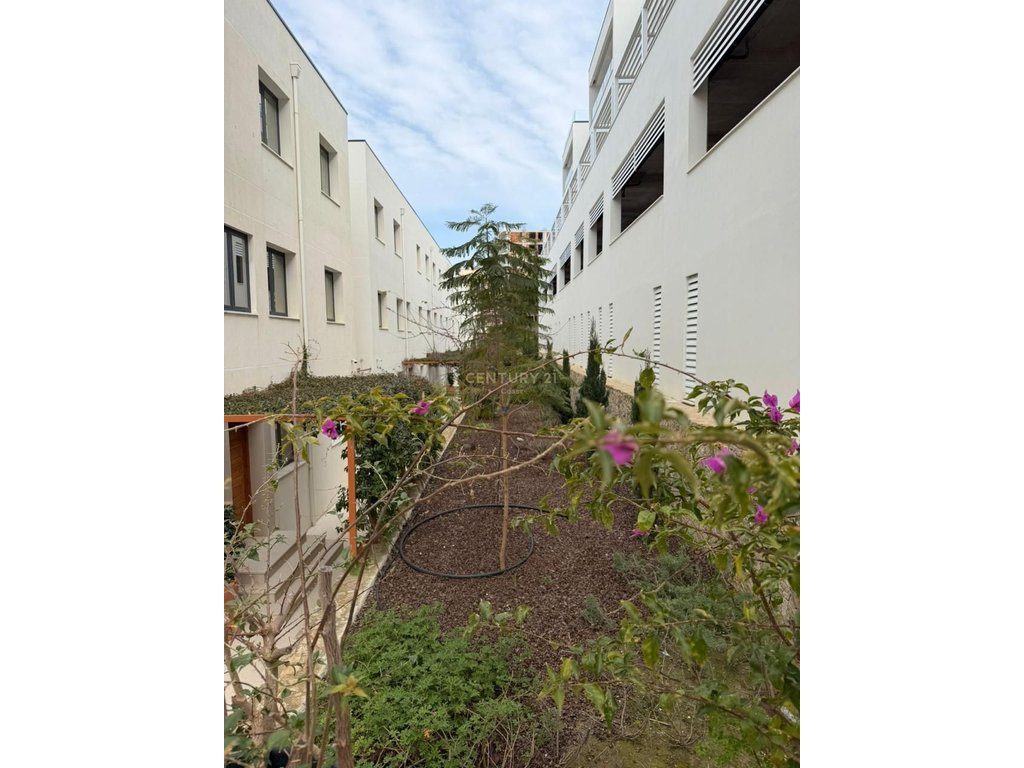 APARTAMENT 1+1 ME PAMJE DET NE SHITJE,VLORE