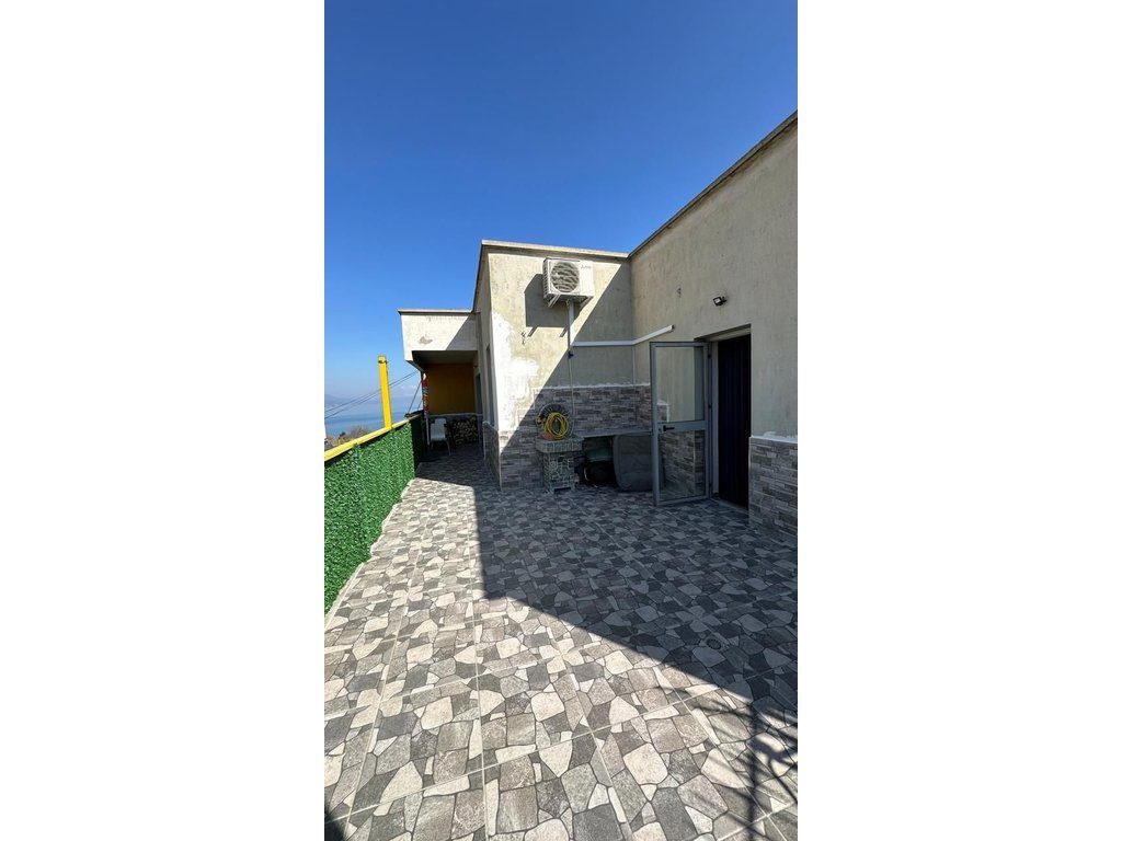 SHITET APARTAMENT 1+1 ME VERANDË TË MADHE PRANË STADIUMIT NË POGRADEC