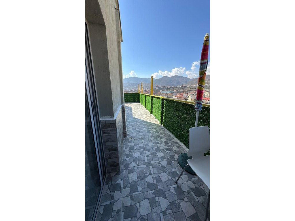 SHITET APARTAMENT 1+1 ME VERANDË TË MADHE PRANË STADIUMIT NË POGRADEC