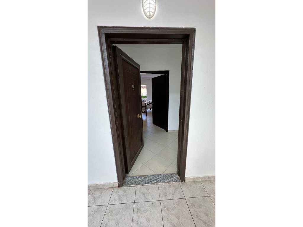 SHITET APARTAMENT 1+1 ME VERANDË TË MADHE PRANË STADIUMIT NË POGRADEC