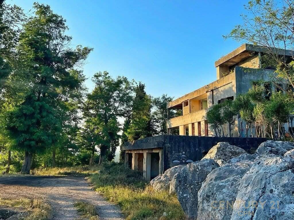 Tokë dhe objekt historik ne  Shkodër me siperfaqe trualli 11784 m² dhe ndertese 974.25 m²