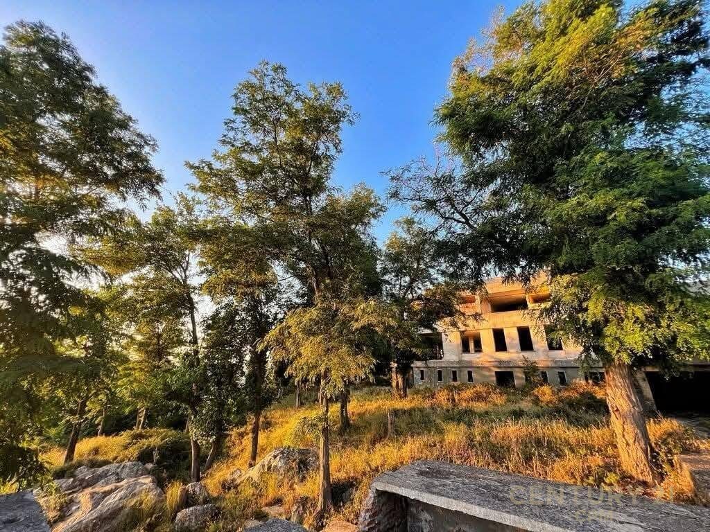 Tokë dhe objekt historik ne  Shkodër me siperfaqe trualli 11784 m² dhe ndertese 974.25 m²