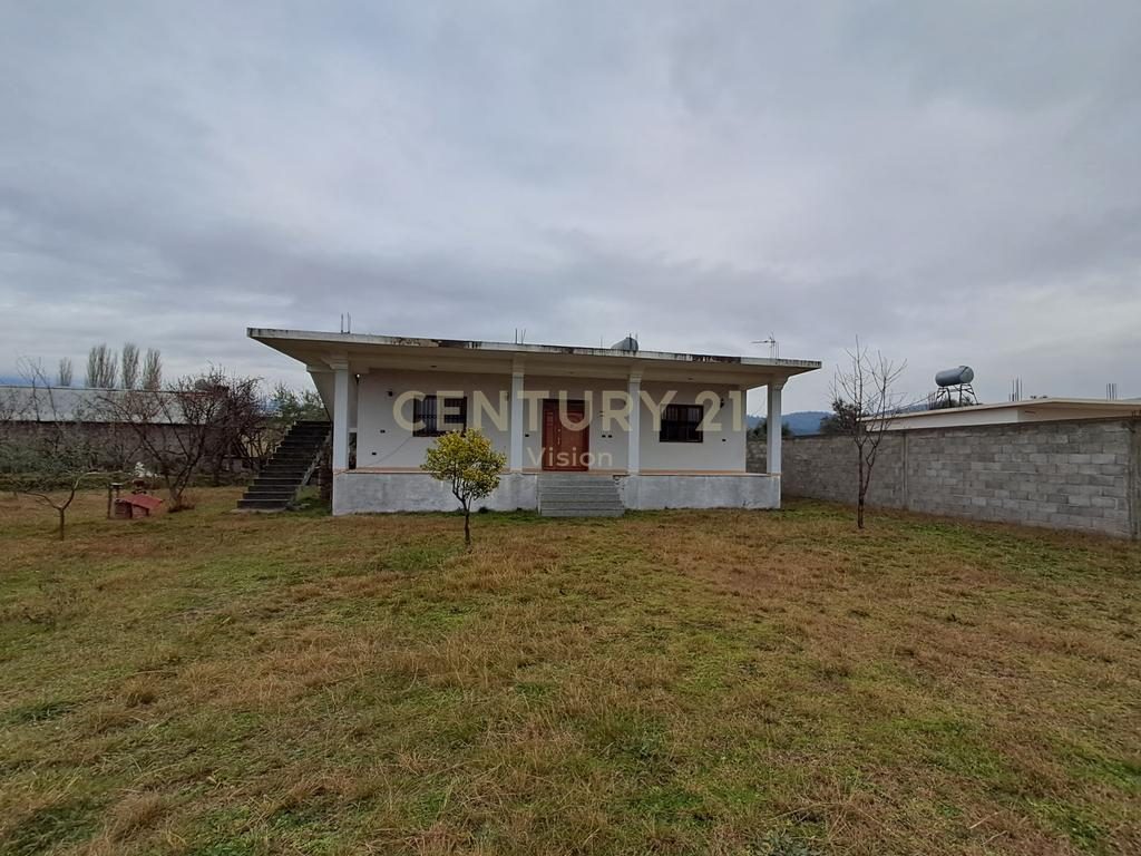 Shtepi private +  2300 m2 toke per shitje, Bardhaj, Shkoder