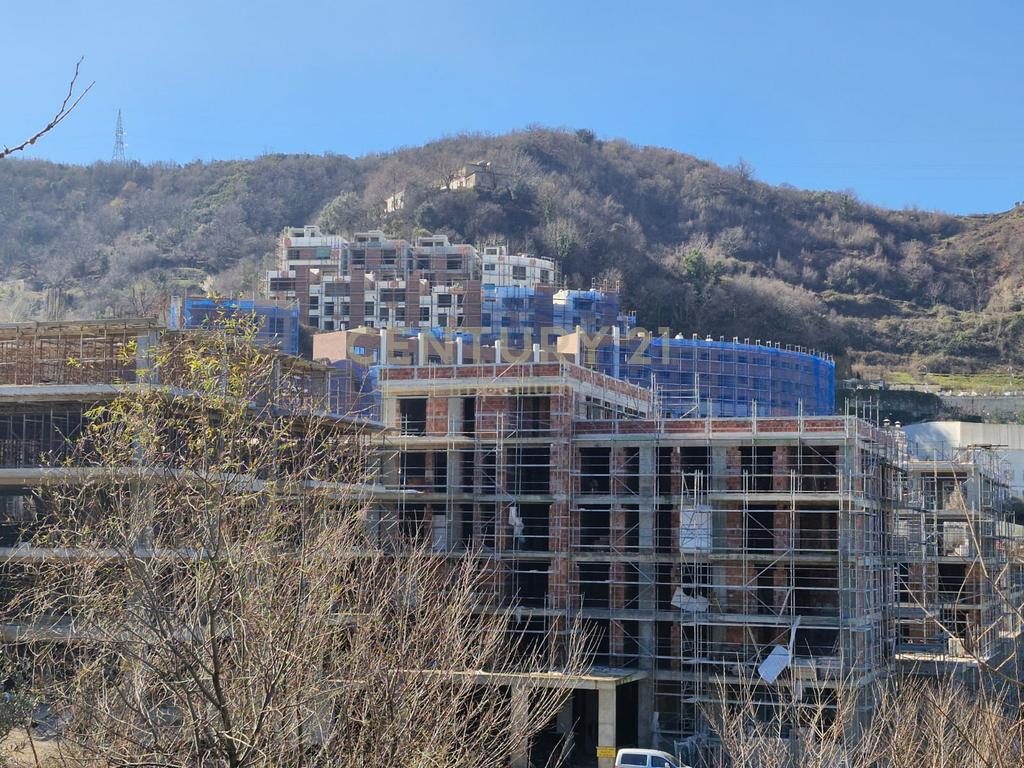 Apartament 2+1+2 + 98m2 verandë për shitje tek Residenca Kodra e Diellit 2!