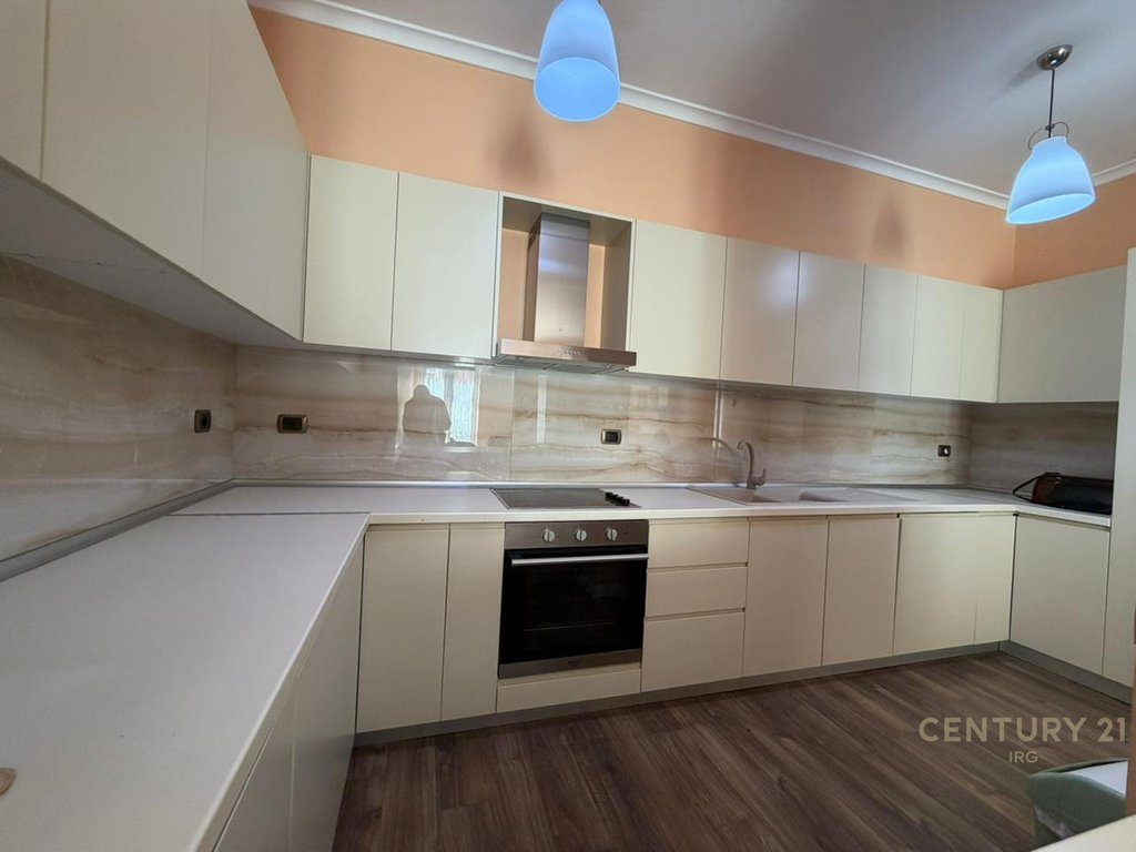 Apartament 3+1 ne Rrugen e Kavajes!
