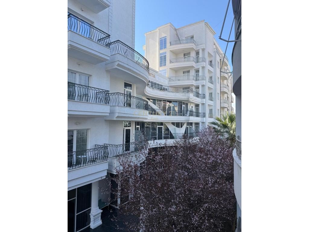 Apartament 1+1  për shitje në rezidencë luksoze pranë detit, Golem !