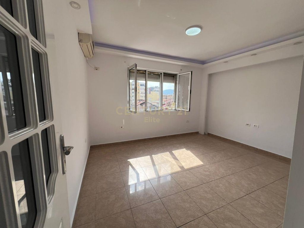 Shitet Apartament 2+1 pranë Ambulancës 9, në Rrugën e Kavajës