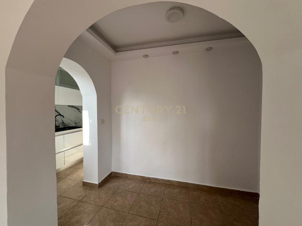 Shitet Apartament 2+1 pranë Ambulancës 9, në Rrugën e Kavajës