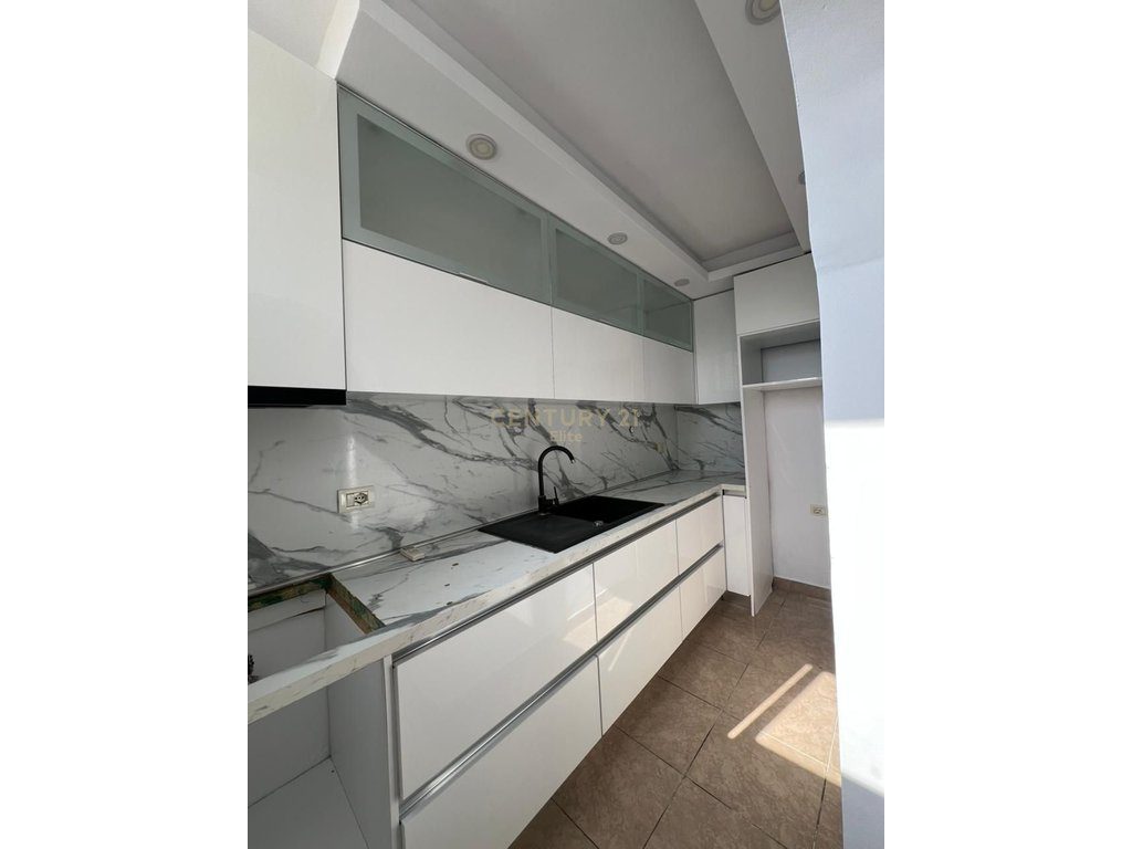 Shitet Apartament 2+1 pranë Ambulancës 9, në Rrugën e Kavajës