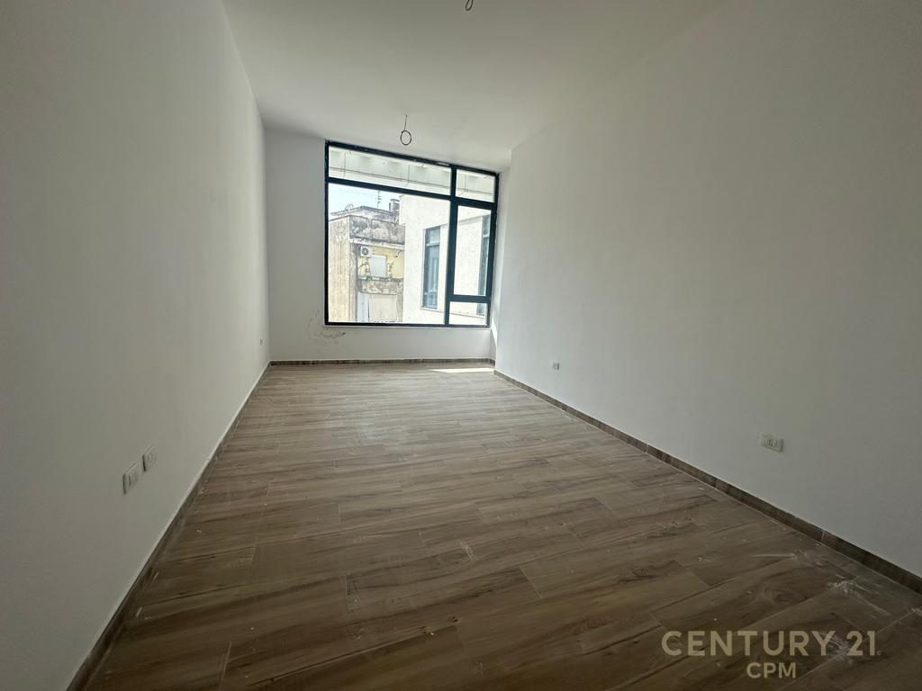 Zyrë me Qira tek Donika Center – Ambient Profesional