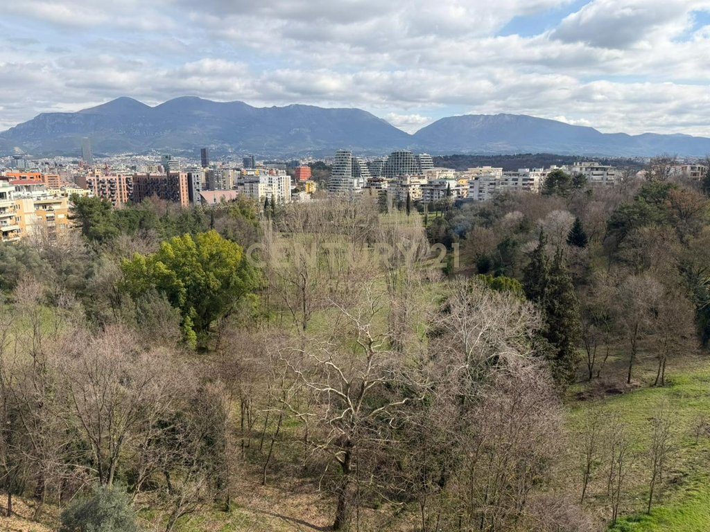 Apartament 1+1 me Verandë 90 m² – Kati 5, pamje e hapur nga Kopshti Botanik