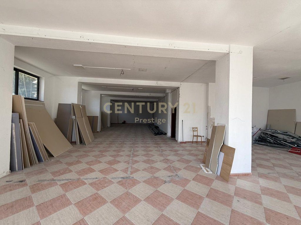 AMBIENT KOMERCIAL ME QIRA, PRANE MINISTRISE SE JASHTME, TIRANE!