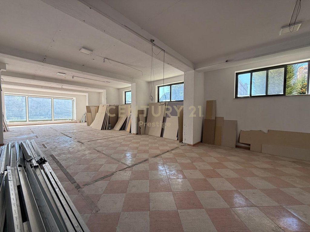 AMBIENT KOMERCIAL ME QIRA, PRANE MINISTRISE SE JASHTME, TIRANE!