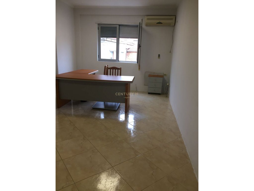 Zyrë 1+1 me Qira në Rrugën Fortuzi, 65 m², 500€