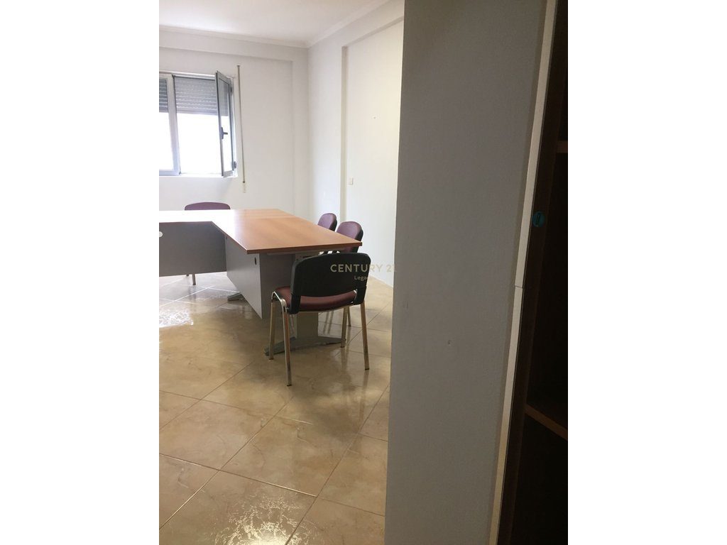 Zyrë 1+1 me Qira në Rrugën Fortuzi, 65 m², 500€