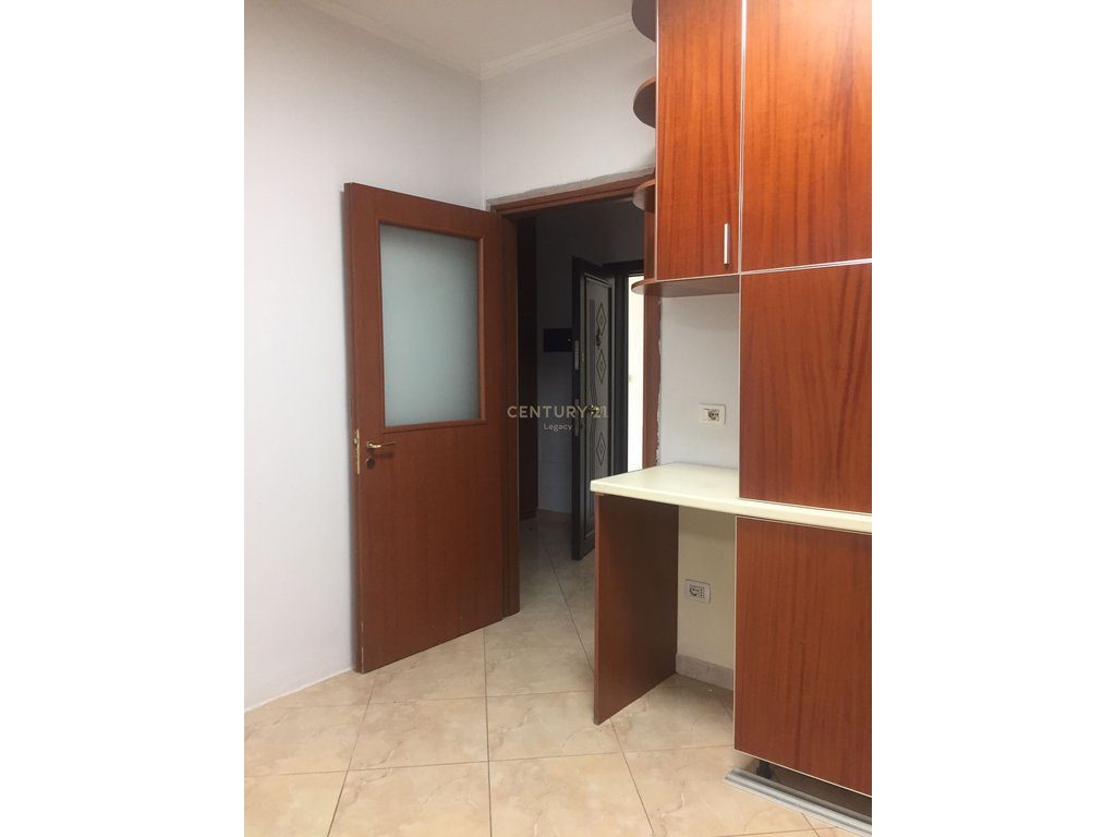 Zyrë 1+1 me Qira në Rrugën Fortuzi, 65 m², 500€