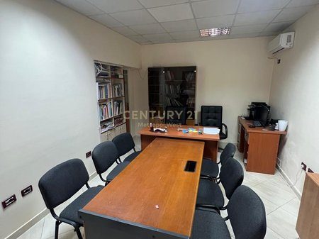 Zyrë 1+1 me Qira në Rrugën Fortuzi, 65 m², 500€