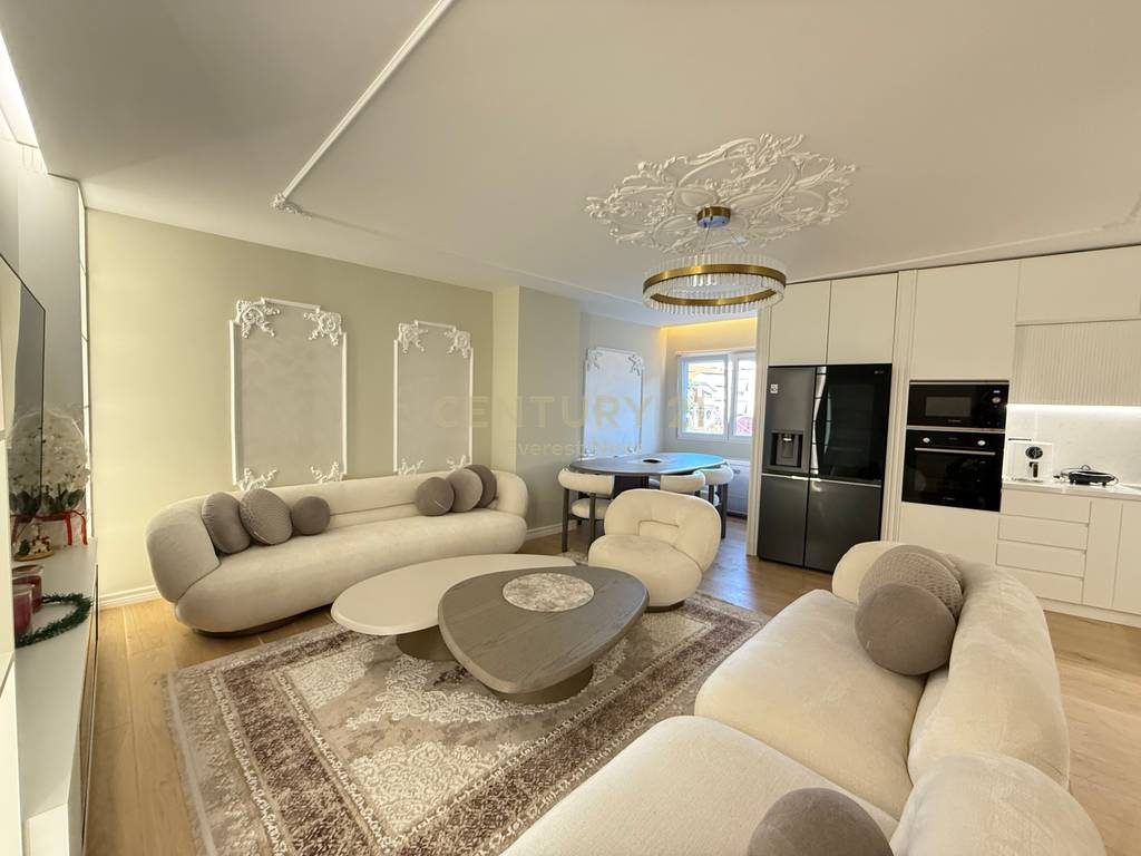Shitet Apartament Luksoz 2+1+2 ne Qender