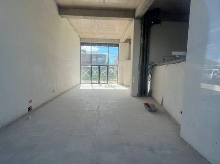 Shitet Ambient Komercial + 2 poste parkimi – Bulevardi i Ri, Tiranë!