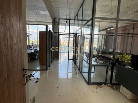 JEPET ME QIRA AMBIENT KOMERCIAL NË SAUK