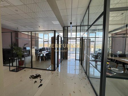 JEPET ME QIRA AMBIENT KOMERCIAL NË SAUK