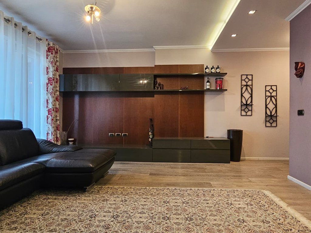 Shitet super Apartament 3+1+2 perball Delijorgjit!