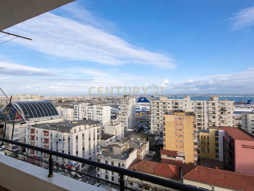 APARTAMENT 3+1 ME QIRA  NE QENDER TE DURRESIT ME PAMJE PANORAMIKE NGA DETI DHE PORTI!