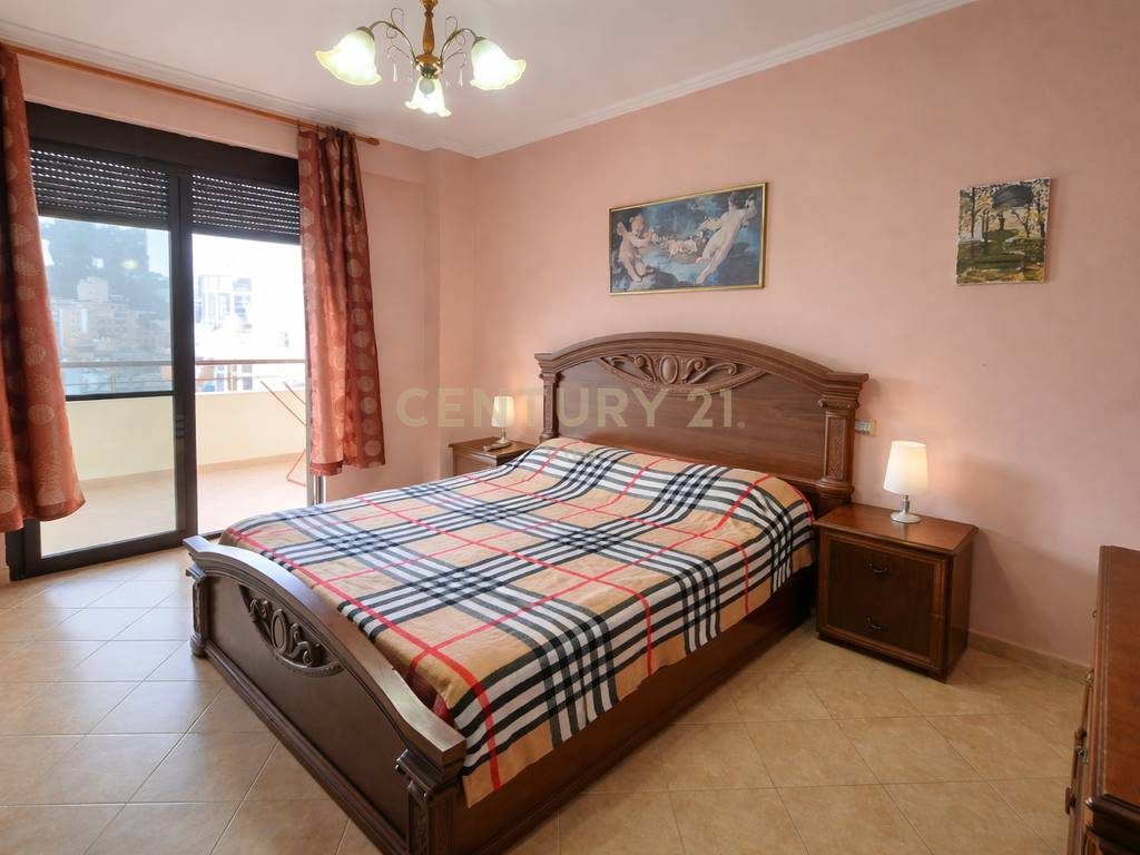 APARTAMENT 3+1 ME QIRA  NE QENDER TE DURRESIT ME PAMJE PANORAMIKE NGA DETI DHE PORTI!