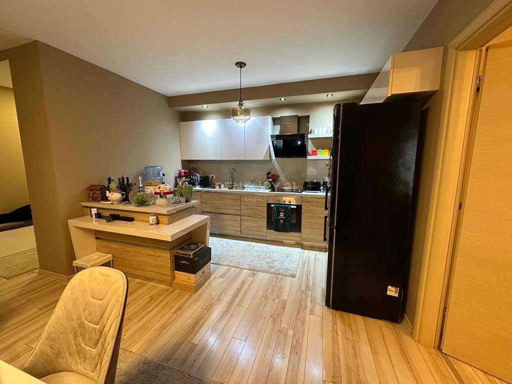 Shitet apartament 2+1+2