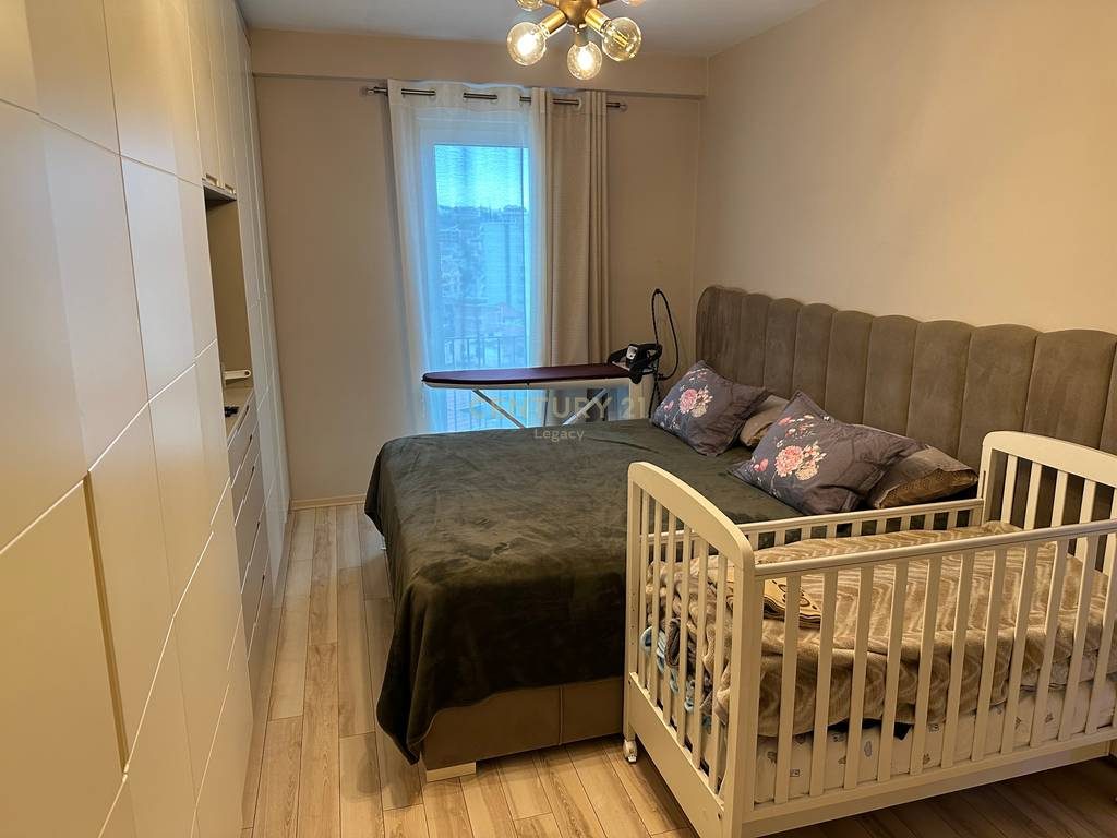 Shitet apartament 2+1+2