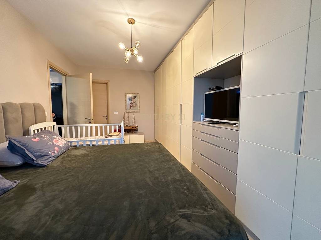 Shitet apartament 2+1+2