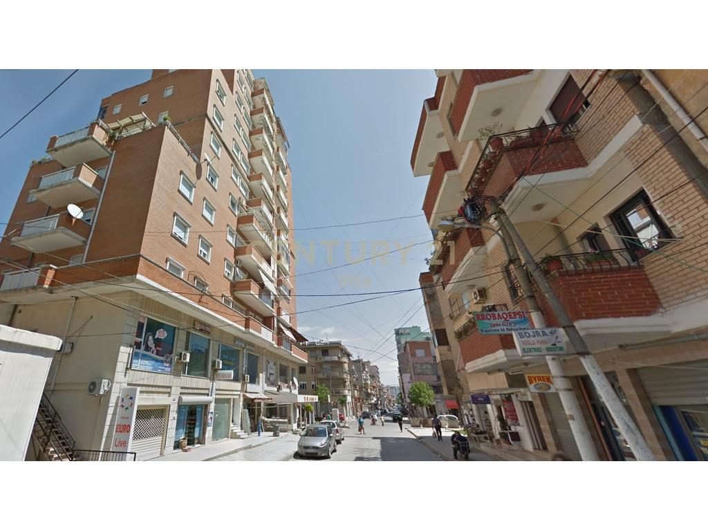 Ambient Shërbimesh me Fasade të Dukshme me Qira pranë Muzeut të Dëshmorëve !