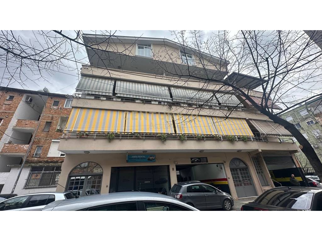 Jepet me qira vile 4 kateshe te Oxhaku, buze rruge. Total vilat jepet dhe per hotel ose godin sherbimi. - Century 21 Alb...