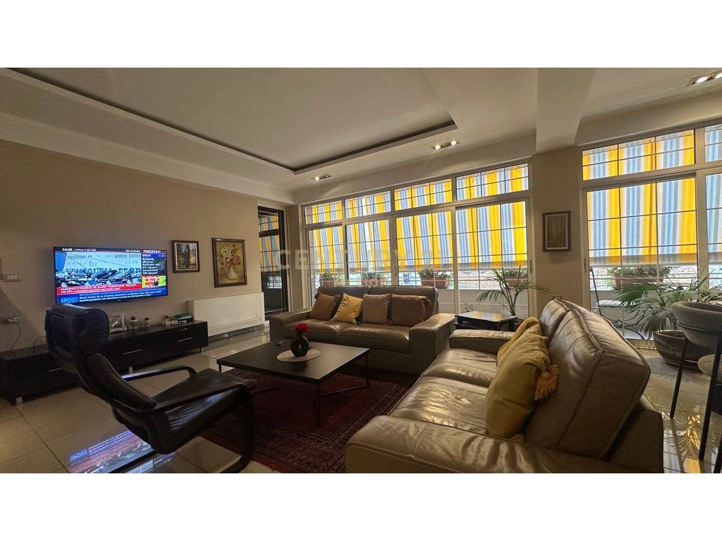 Jepet me qira vile 4 kateshe te Oxhaku, buze rruge. Total vilat jepet dhe per hotel ose godin sherbimi. - Century 21 Alb...