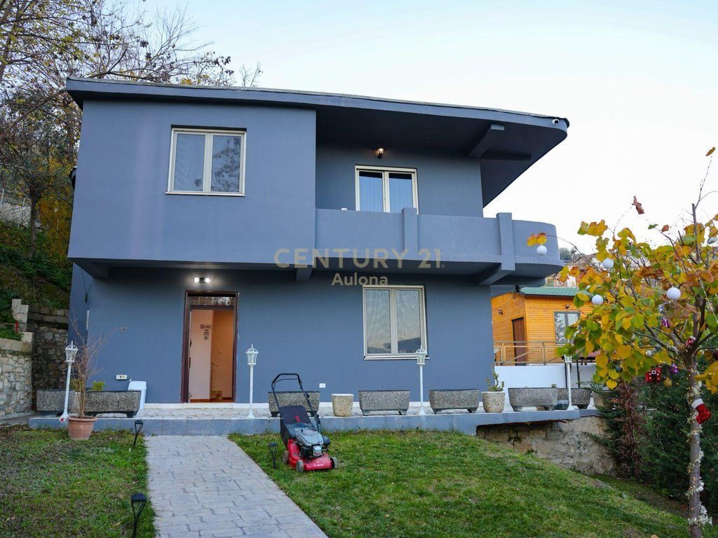 Hostel & Shtëpi Druri në Shitje në Berat