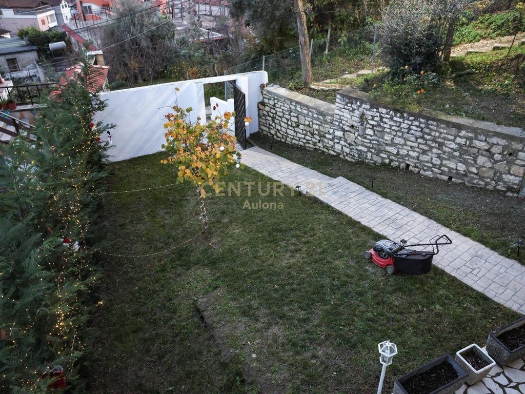 Hostel & Shtëpi Druri në Shitje në Berat