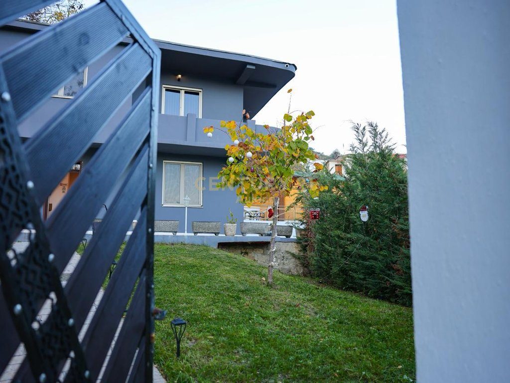 Hostel & Shtëpi Druri në Shitje në Berat